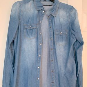 Women’s medium long sleeve button down denim shirt